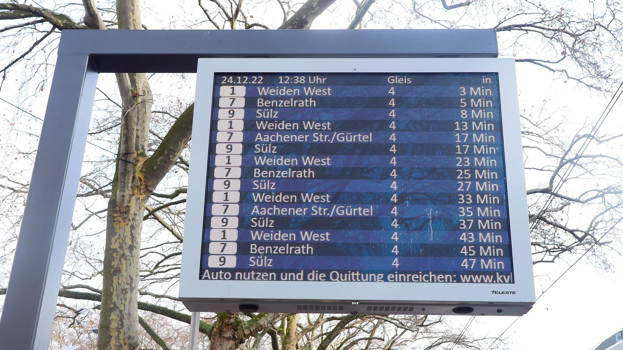 Der Monitor auf dem oberirdischen Bahnsteig am Neumarkt zeigt alle Fahrtmöglichkeiten in Richtung Weiden West, Sülz und Frechen an, aber keine Umstiegsmöglichkeiten.
