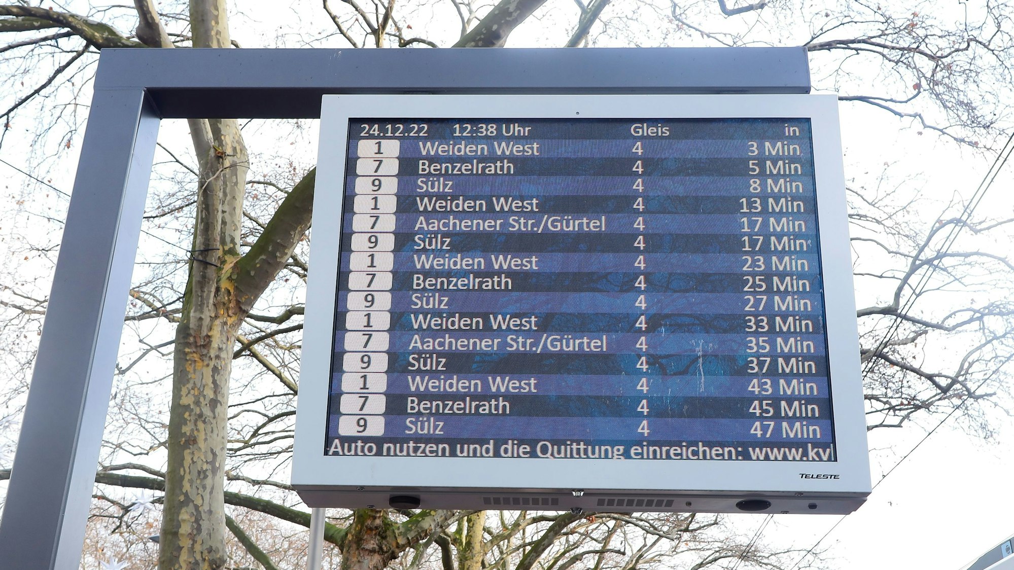 Der Monitor auf dem oberirdischen Bahnsteig am Neumarkt zeigt alle Fahrtmöglichkeiten in Richtung Weiden West, Sülz und Frechen an, aber keine Umstiegsmöglichkeiten.