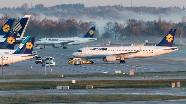 Maschinen der Lufthansa stehen auf dem Rollfeld des Flughafens München. (Symbolbild)