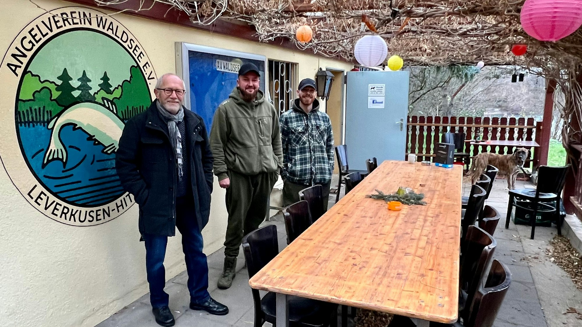 Der Gastgarten des Angelvereins Waldsee mit Reinhard Patz, Tobias Schlich und Justin Neuneier