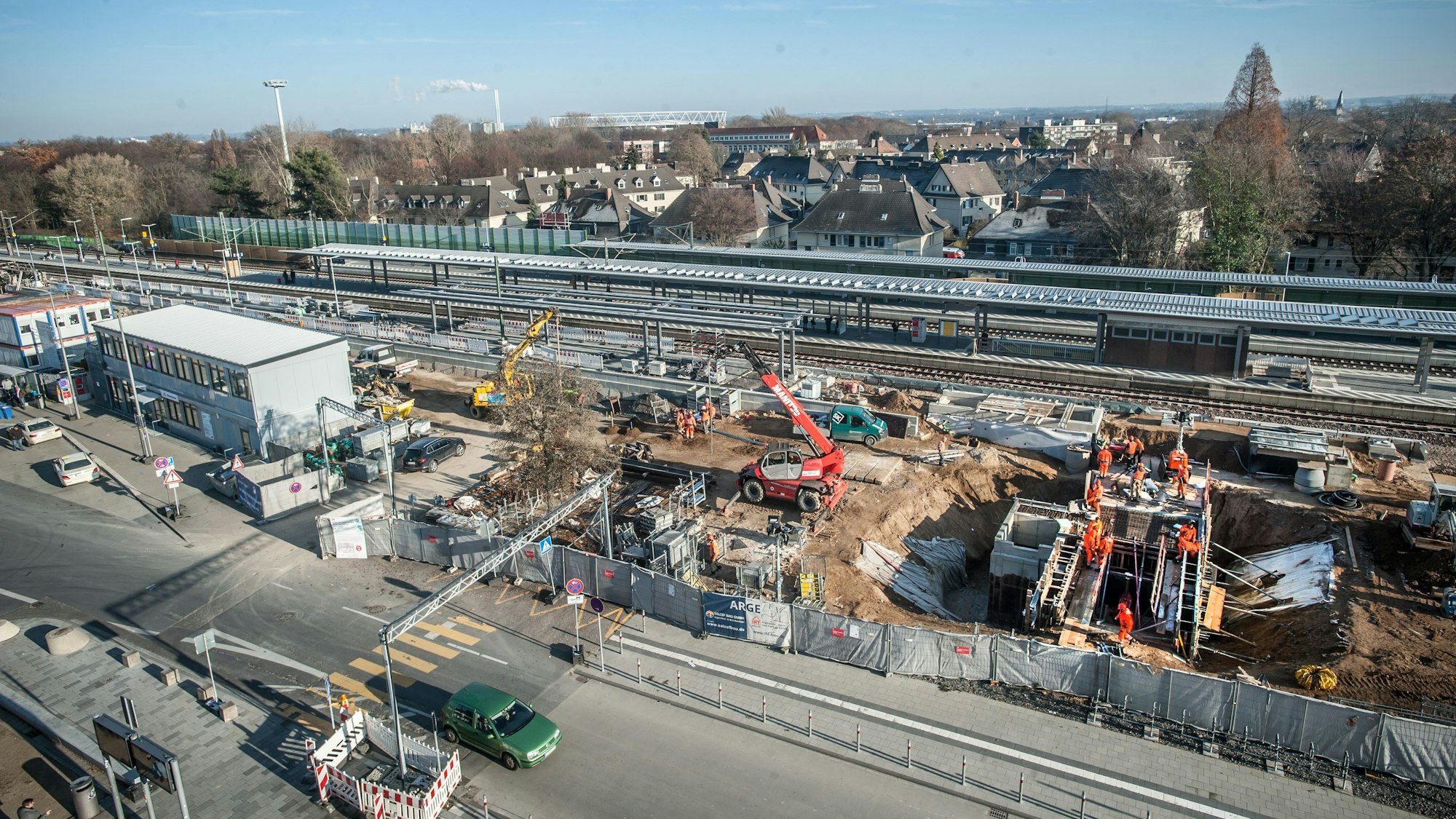 Blick auf die große RRX-Baustelle am Bahnhof Leverkusen-Mitte. Fotografiert von einem angrenzenden Hochhaus.
