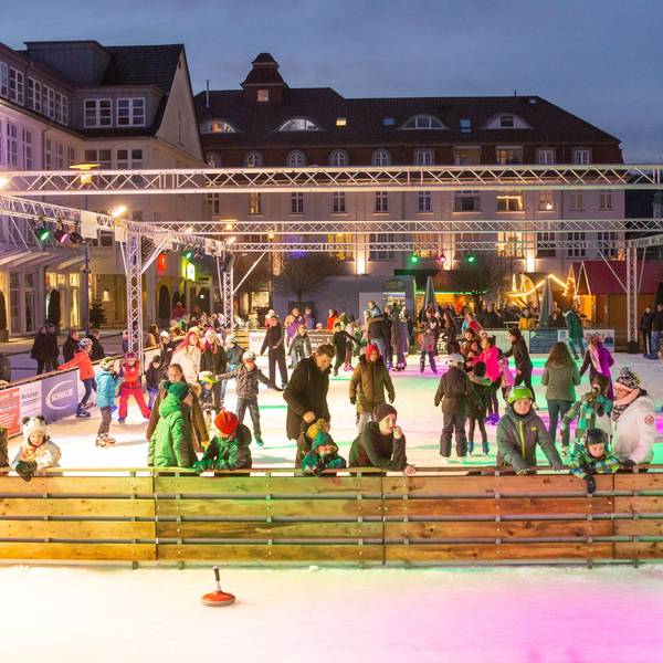 Wo es früher eine Eisfläche gab, rutschen die Bergneustädter bald auf Spezial-Kunststoff.