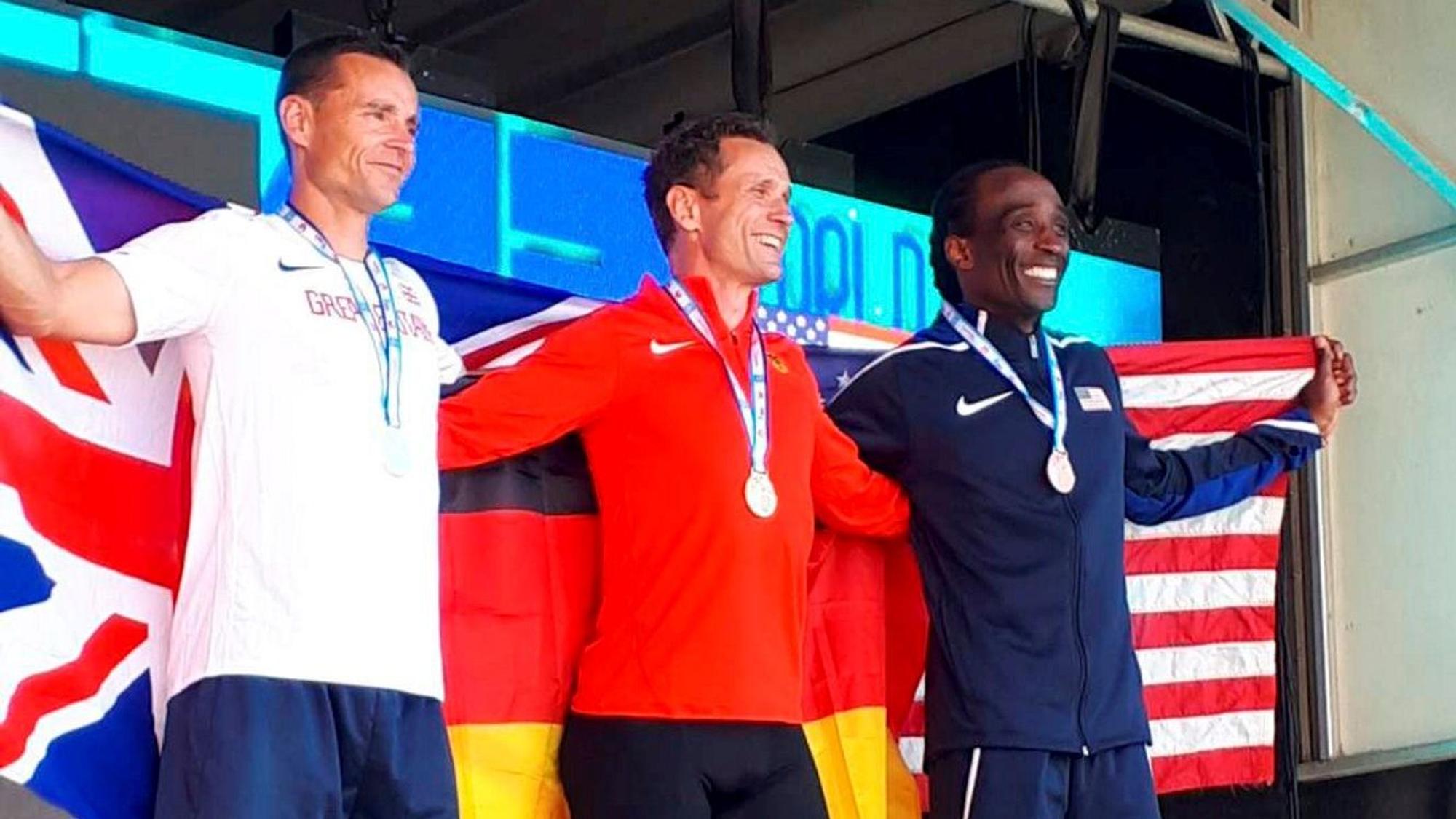 Jochen Gippert steht auf dem Siegertreppchen.
