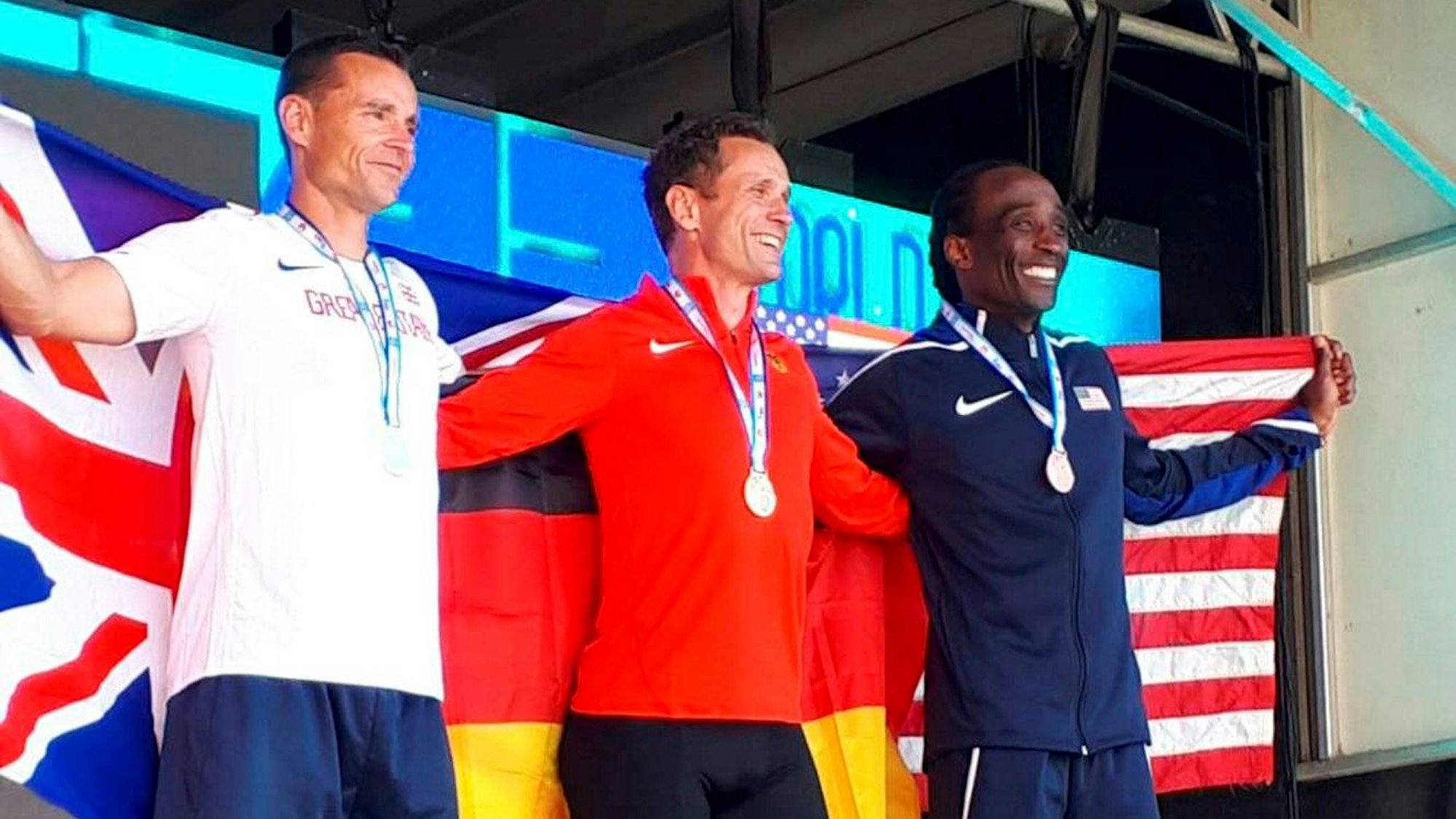 Jochen Gippert steht auf dem Siegertreppchen.