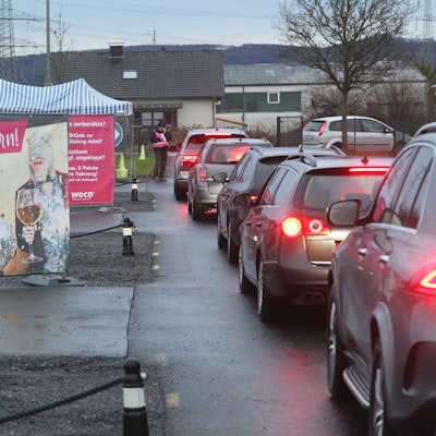 In der Pufferzone wurden die Auftragszettel der Kunden erstmals überprüft, bevor auf dem Werksgelände die Kartons eingeladen wurden.