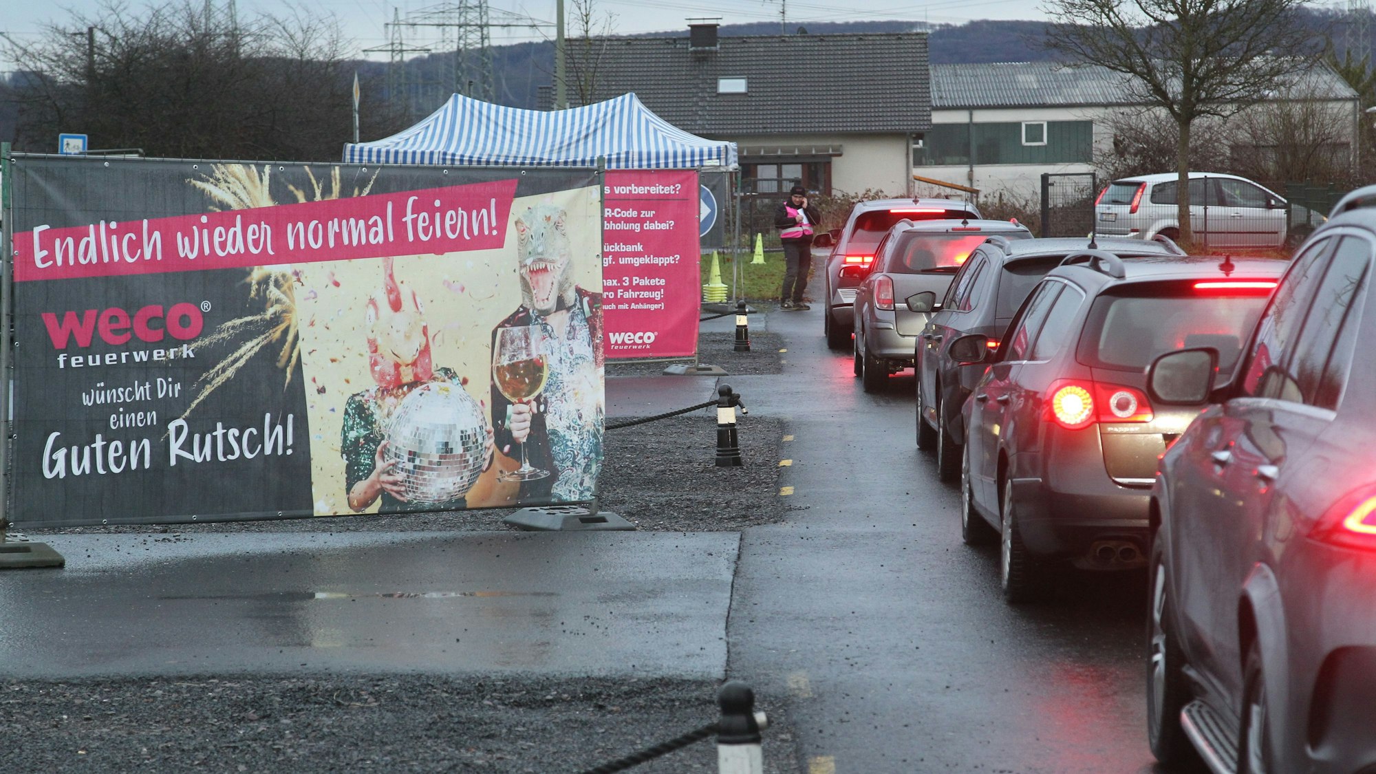 In der Pufferzone wurden die Auftragszettel der Kunden erstmals überprüft, bevor auf dem Werksgelände die Kartons eingeladen wurden.