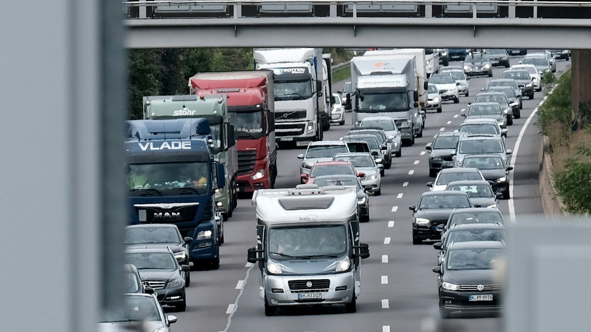 Stau auf der A1 im Kölner Westen