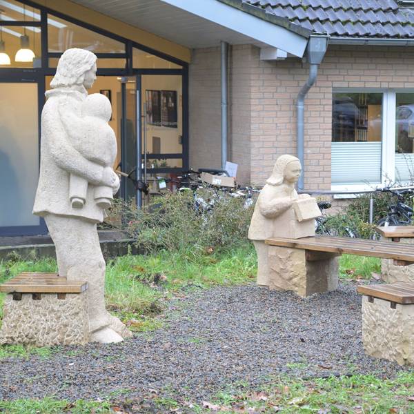 Das Foto zeigt Skulpturen am Verwaltungsgebäude der Guten Hand in Biesfeld.