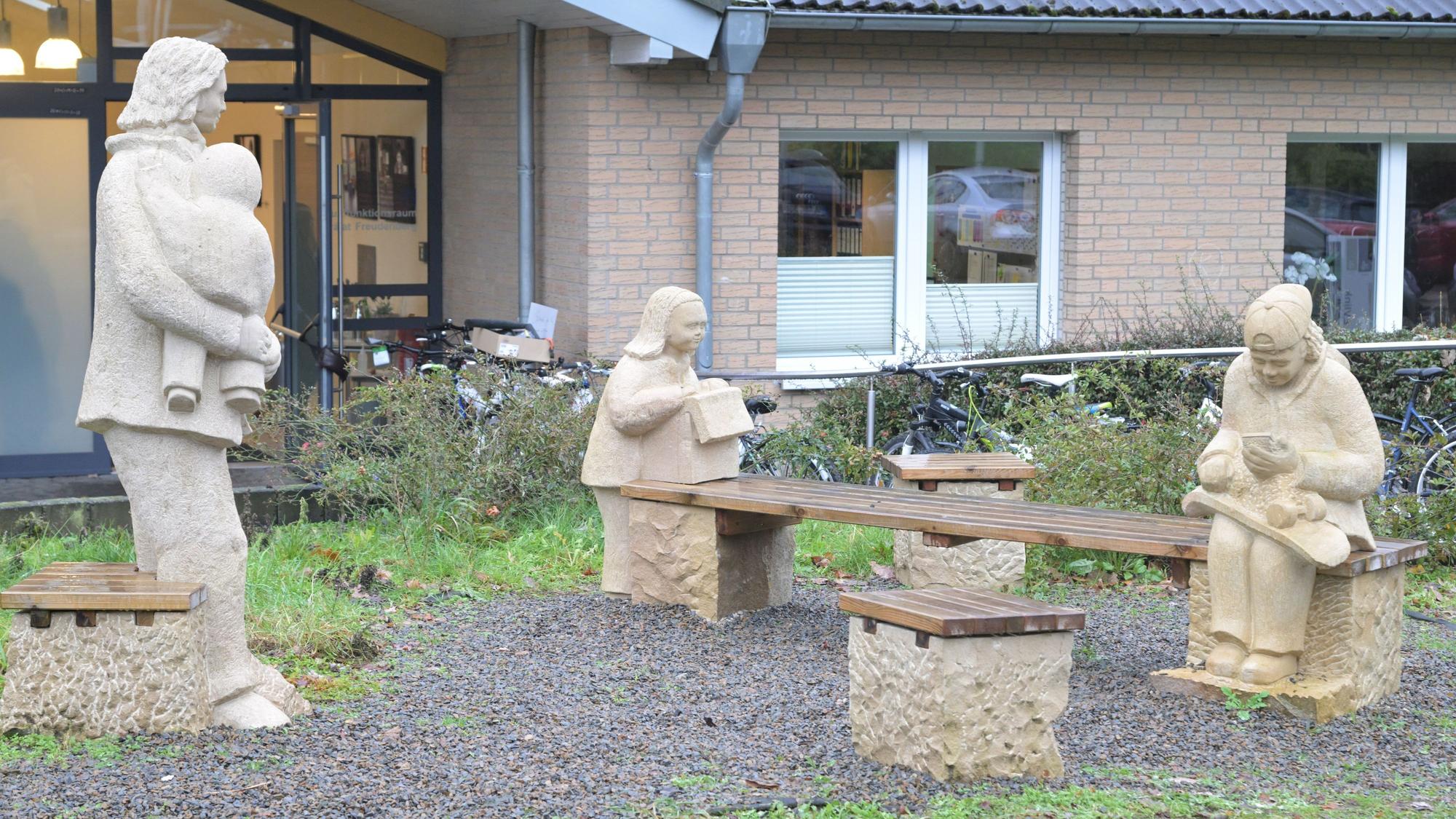 Das Foto zeigt Skulpturen am Verwaltungsgebäude der Guten Hand in Biesfeld.