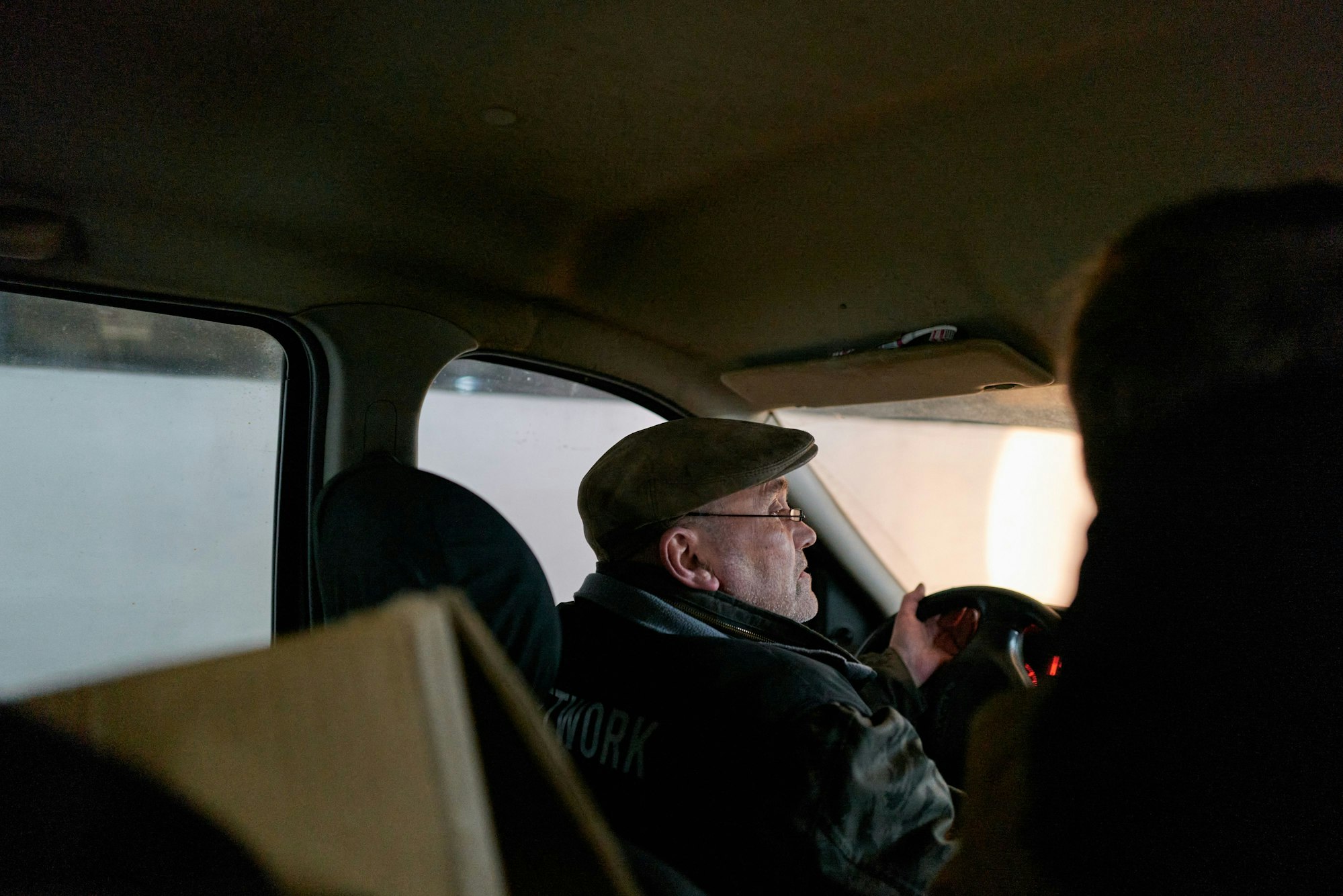 Franco Clemens sitzt am Steuer seines Autos.