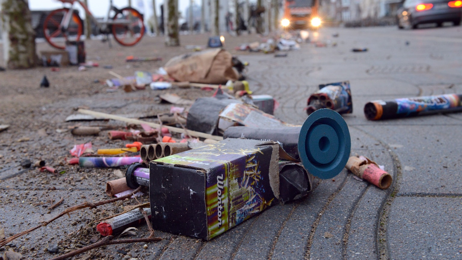 Die Reste vom Silvester-Feuerwerk liegen mancherorts wochenlang auf den Straßen herum.