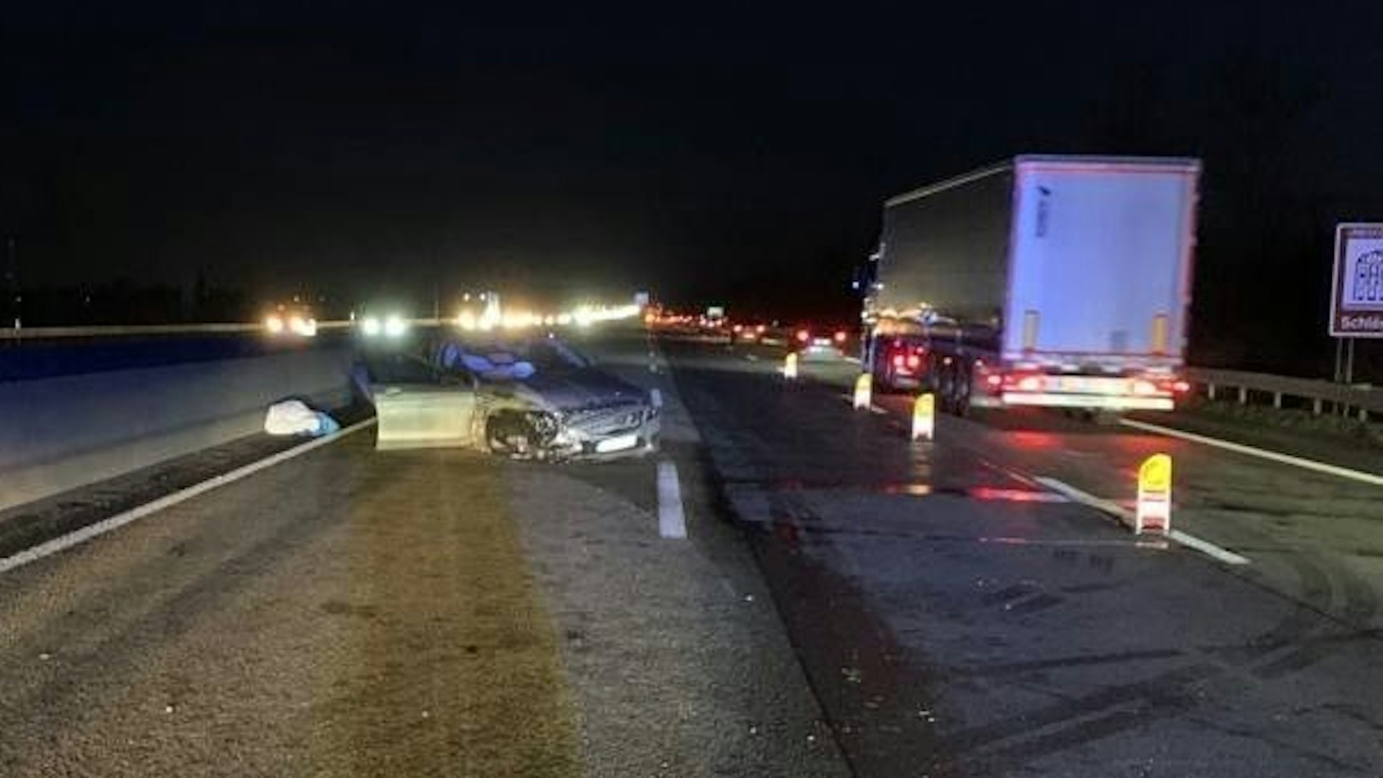 Ein zerstörter Pkw liegt auf der A1 nach einem Unfall bei Erftstadt.