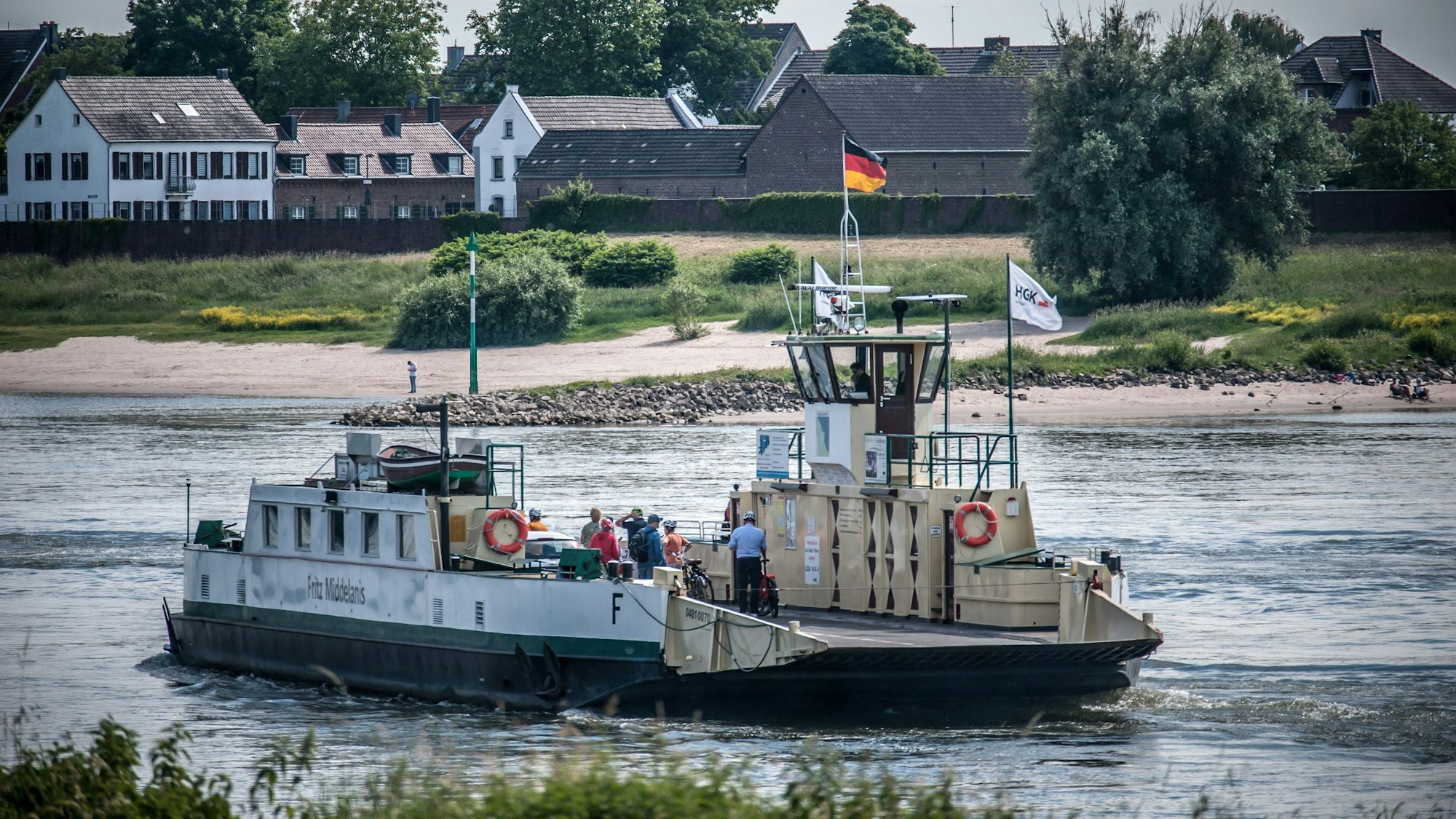 Fritz Middelanis, Abfahrt Hitdorf, Kölner Rheinufer im Hintergrund: Langel