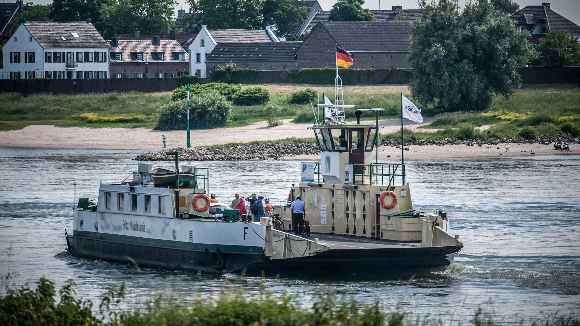 Fritz Middelanis, Abfahrt Hitdorf, Kölner Rheinufer im Hintergrund: Langel.