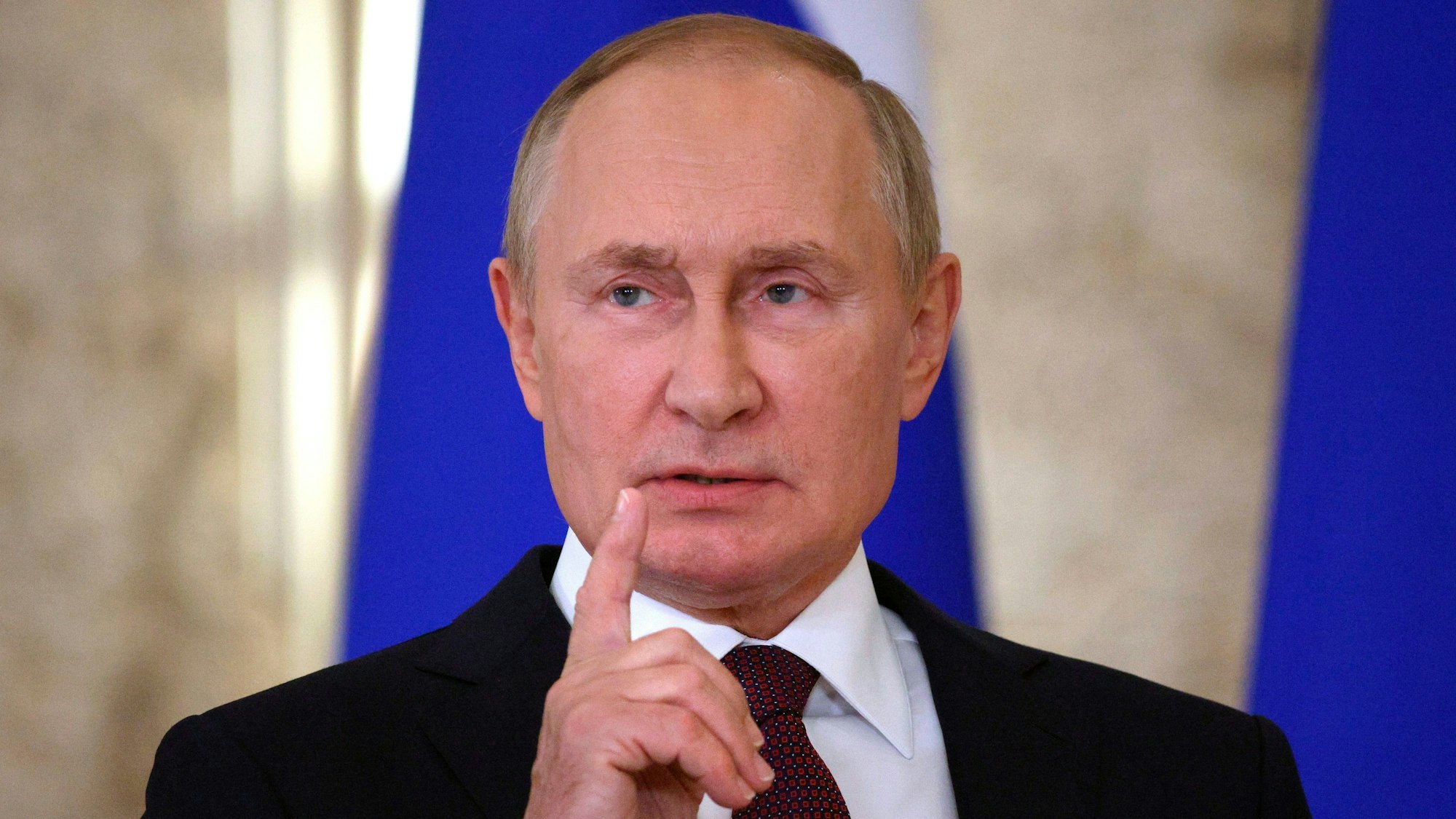 Wladimir Putin, Präsidenten von Russland, als er nach dem Gipfeltreffen der Shanghaier Organisation für Zusammenarbeit (SOZ) zu Journalisten spricht.