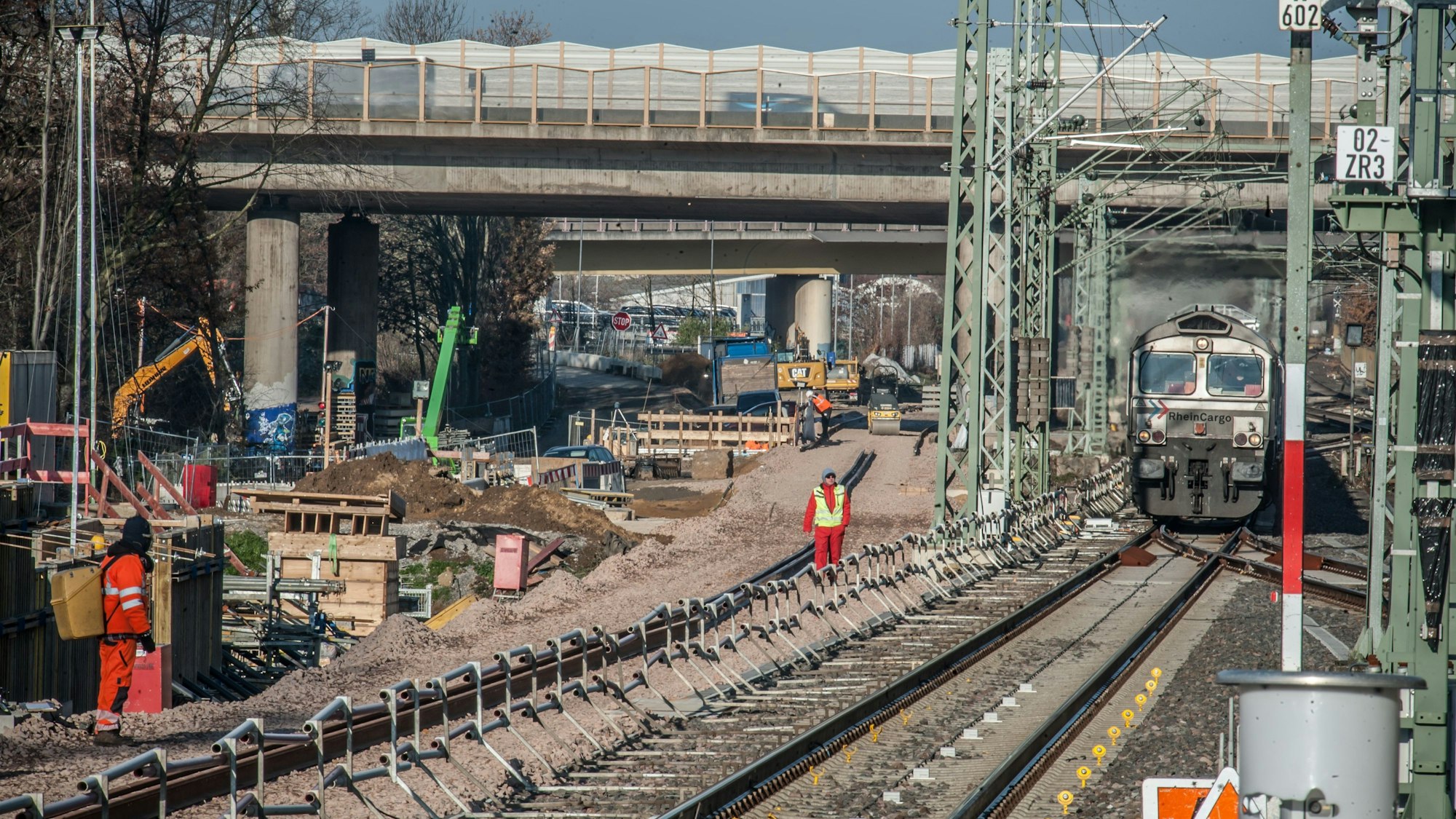 Bahnhof Leverkusen-Mitte, die RRX-Baustelle. Links die Trasse für das neue Gleis neben dem Forum ist im Bau, Gleise liegen schon im Schotter