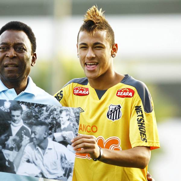 Pele zeigt Neymar FC Santos ein Foto aus seiner aktiven Zeit auf dem er eine ähnliche Frisur trägt.