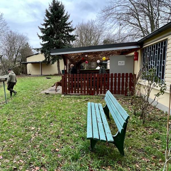 Vereinslokal des Angelvereins Waldsee in Hitdorf mit zum See hin abfallender Wiese