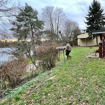 Vereinslokal des Angelvereins Waldsee in Hitdorf mit zum See hin abfallender Wiese