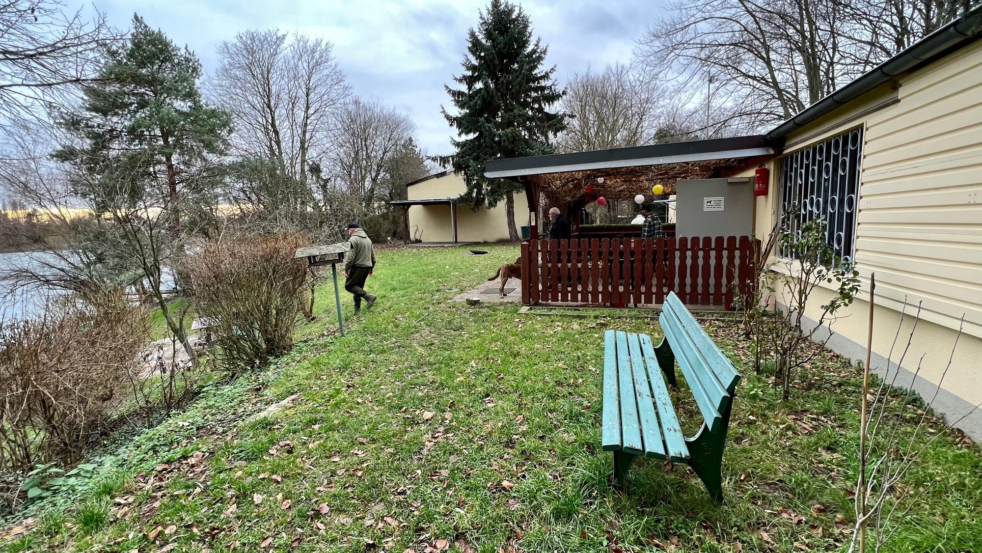 Vereinslokal des Angelvereins Waldsee in Hitdorf mit zum See hin abfallender Wiese