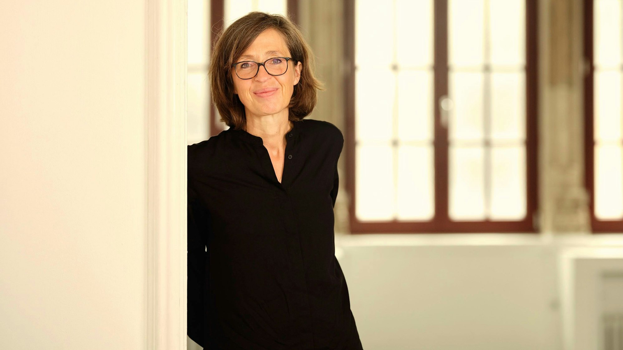 Bettina Fischer, die Leiterin des Literaturhauses Köln, blickt in die Kamera