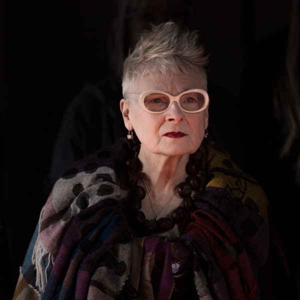 Vivienne Westwood sieht bei einer Probe ihrer Models während der London Fashion Week zu.