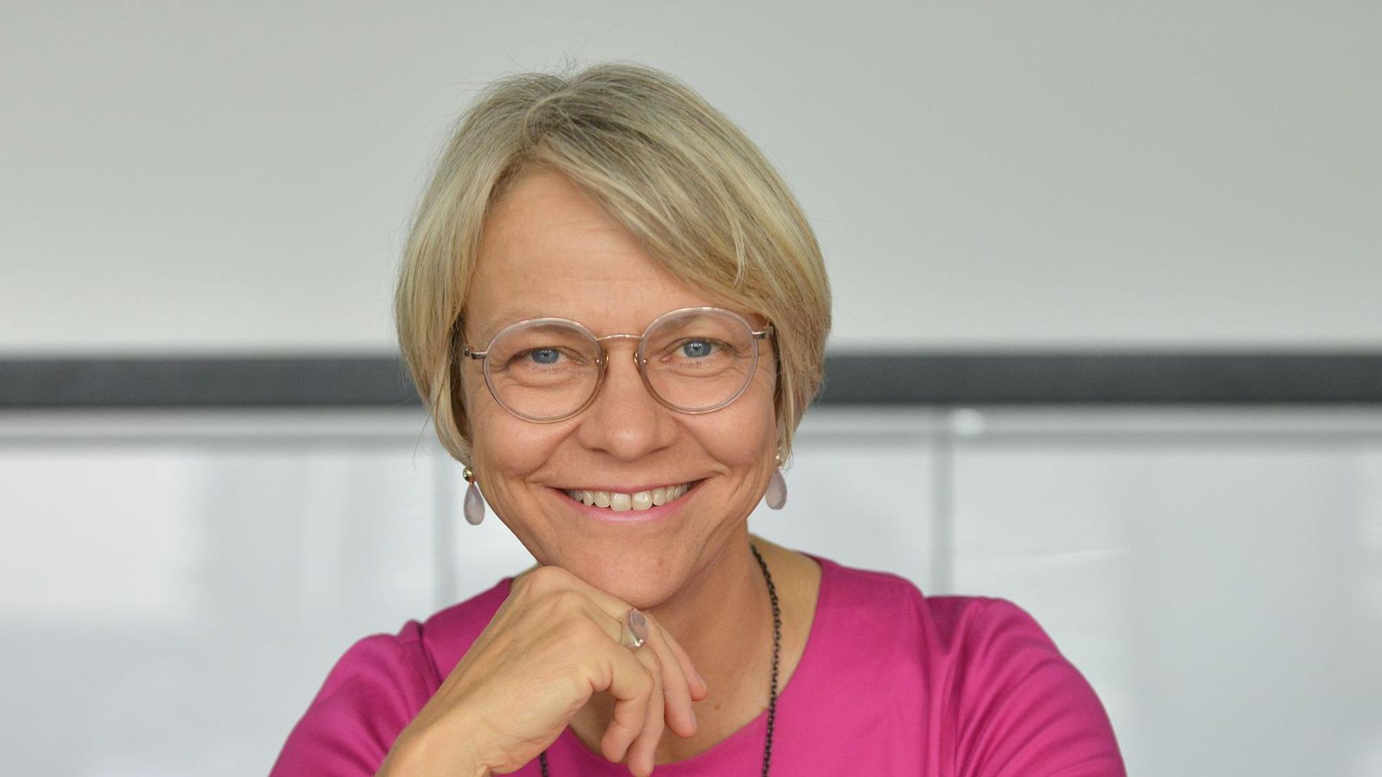 Dorothee Feller, Bildungsministerin in Nordrhein-Westfalen, lächelt in die Kamera.