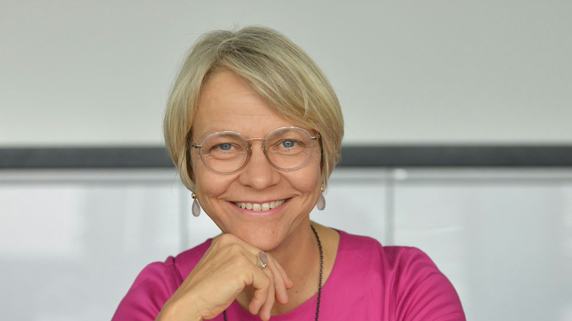 Dorothee Feller, Bildungsministerin in Nordrhein-Westfalen, lächelt in die Kamera.