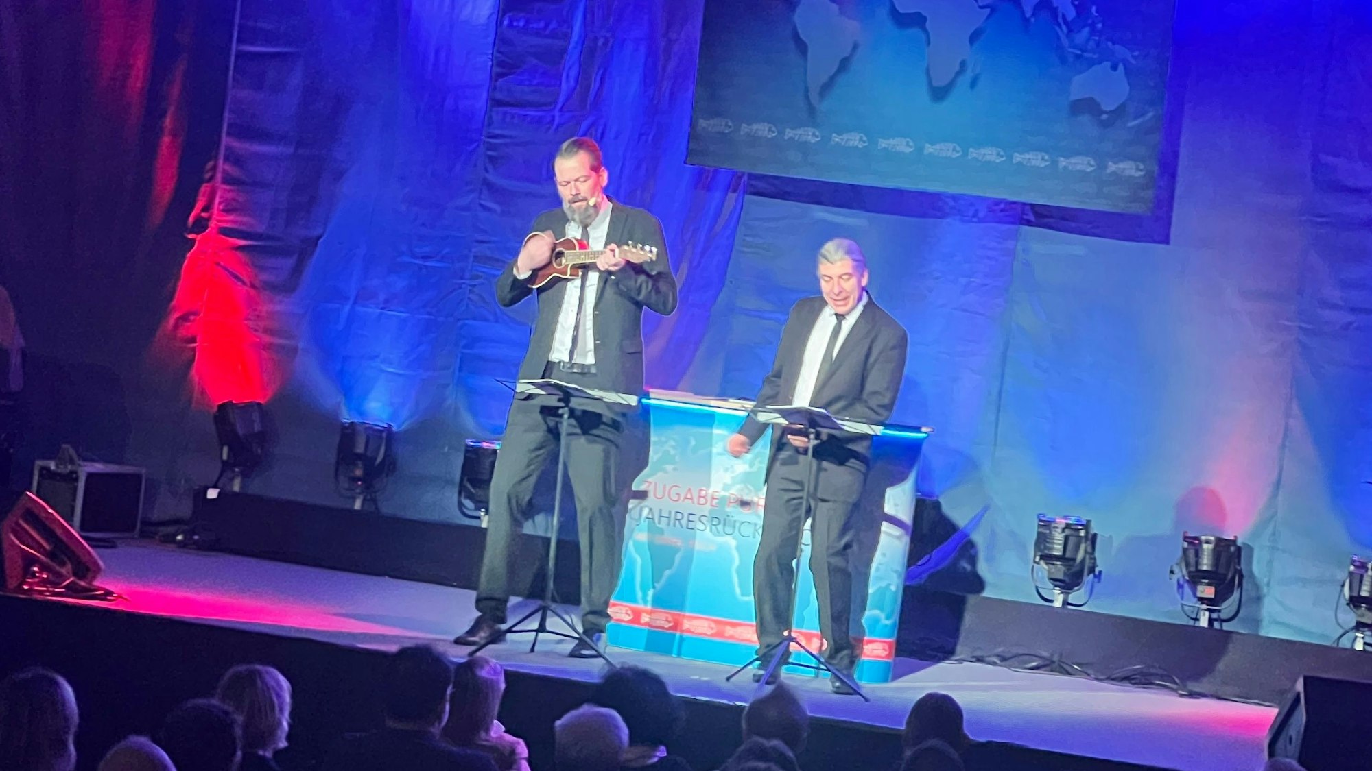 Das Duo Adrian Engels und Markus Riedinger auf der Bühne im Scala.
