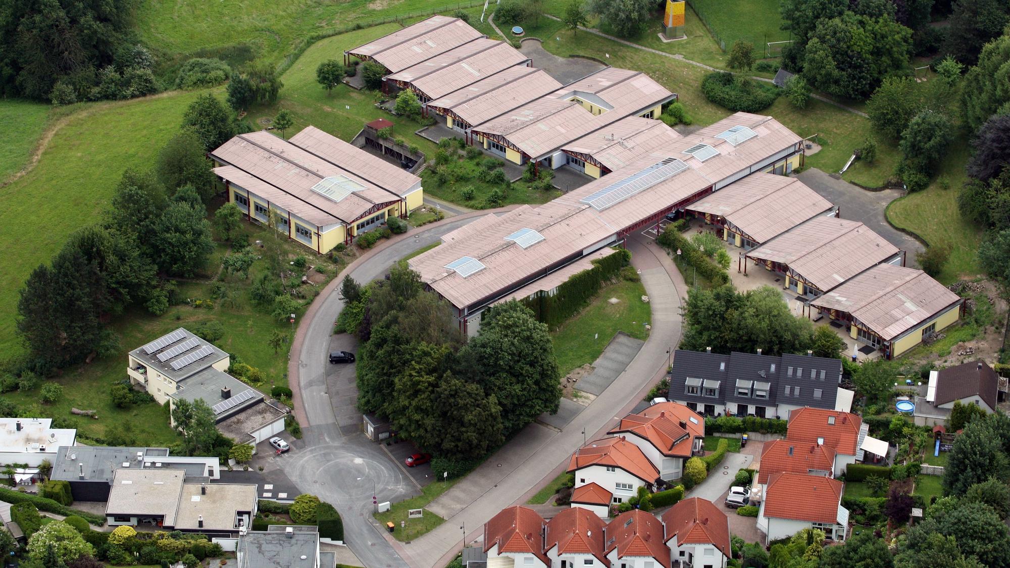 Luftbild der Fröbel-Förderschule in Bergisch Gladbach-Moitzfeld.