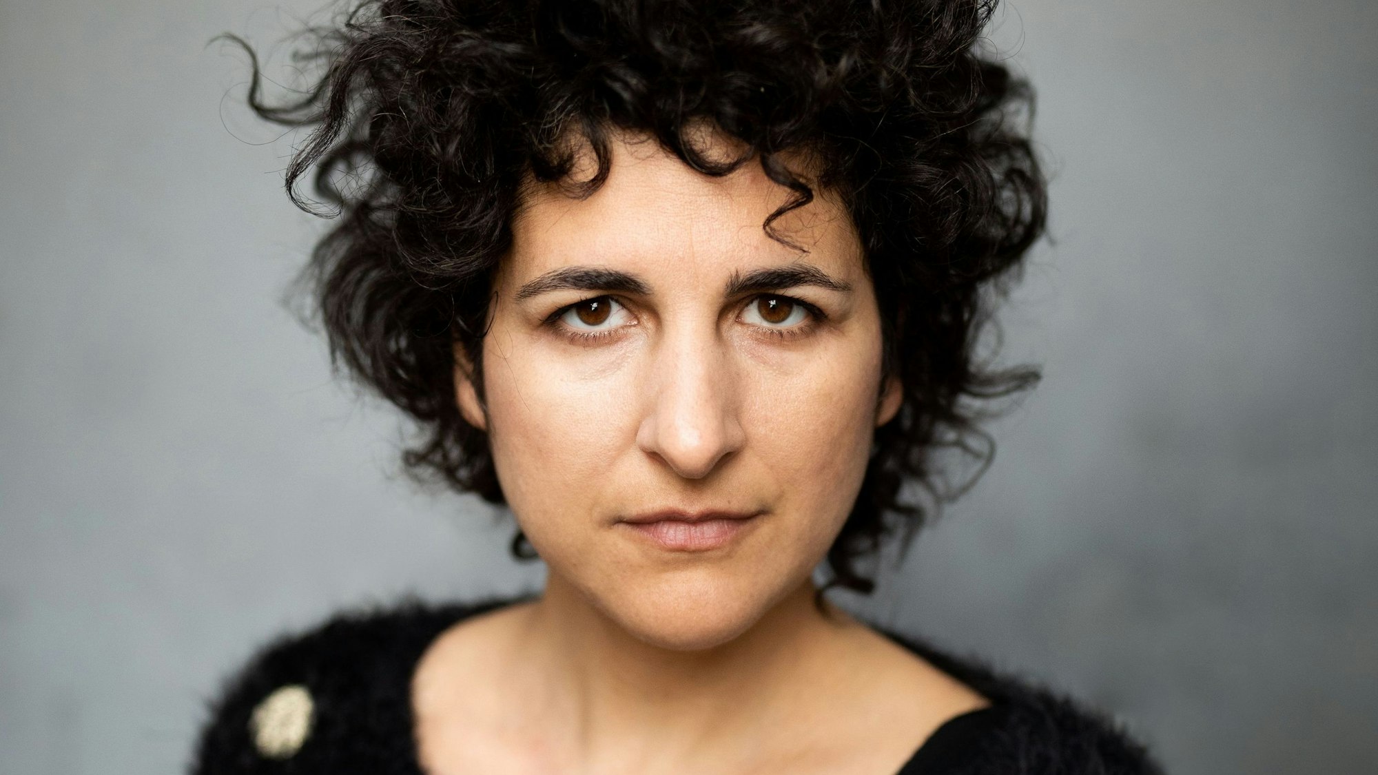 Athina Kontou schaut in die Kamera.