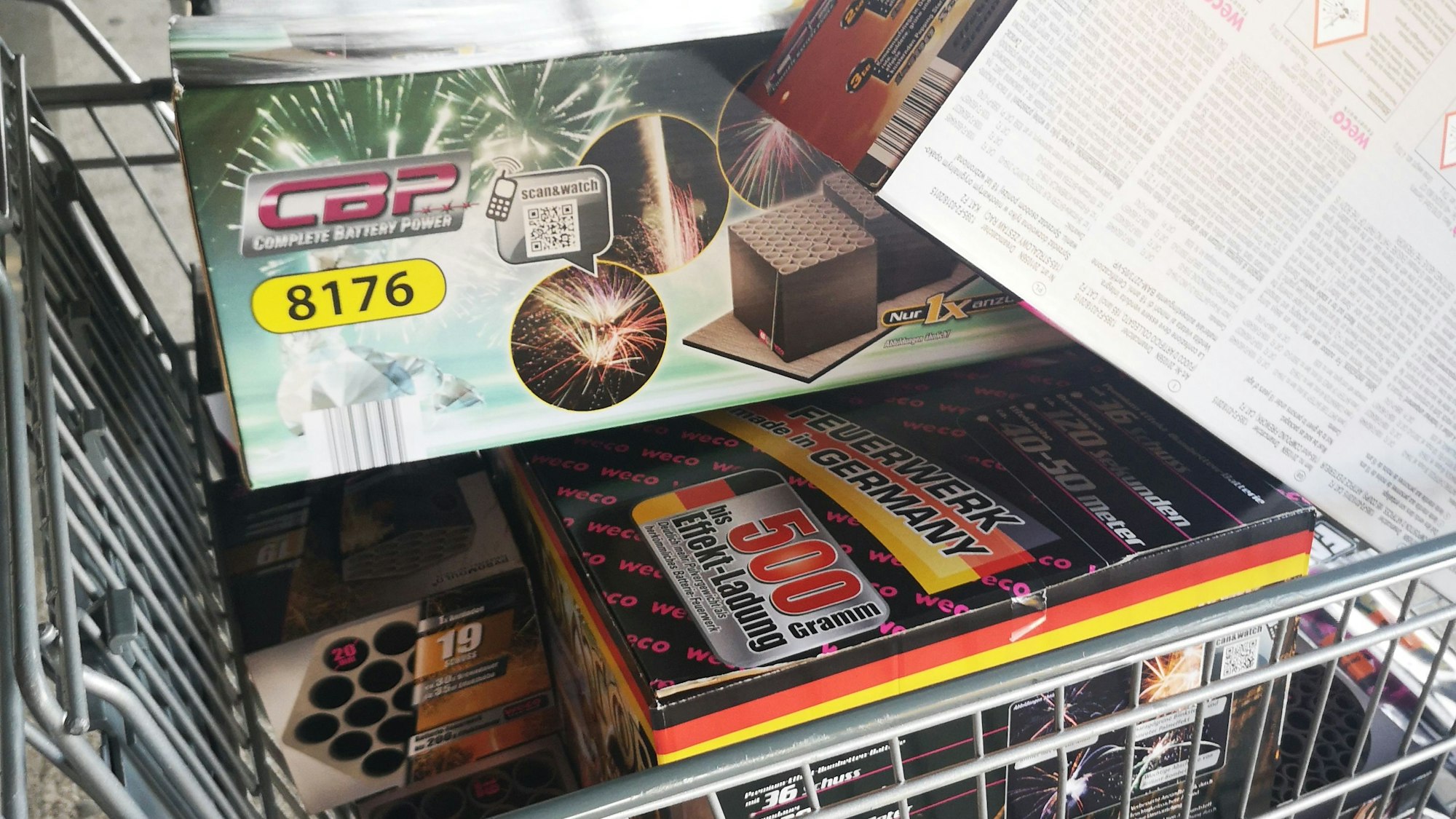 Ein Einkaufswagen ist voll geladen mit Kisten mit Feuerwerkskörpern.