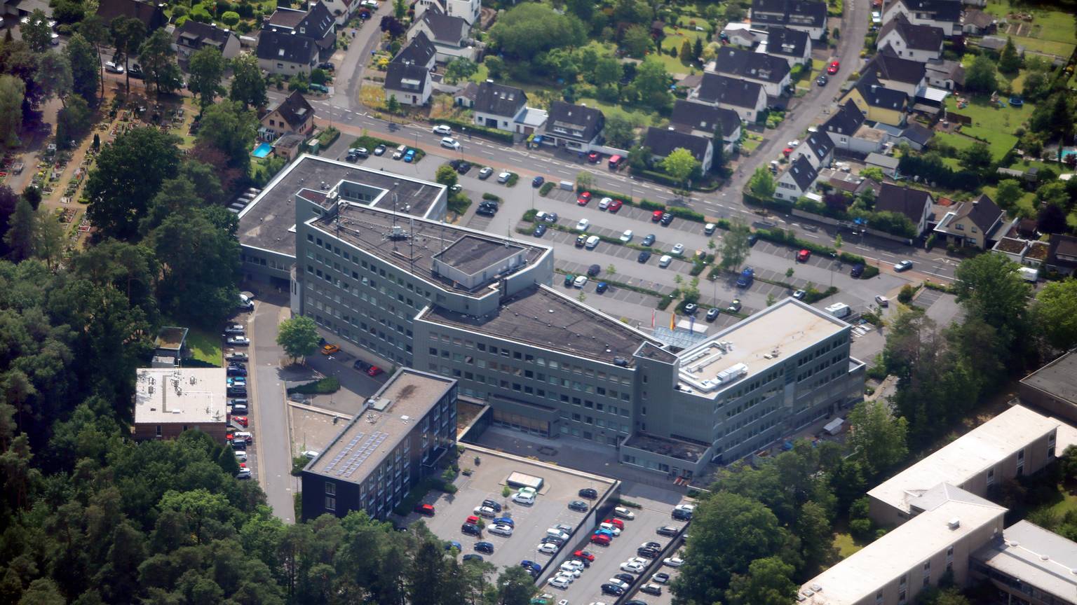 Luftbild vom Kreishaus in Bergisch Gladbach und seine angrenzenden Flächen.