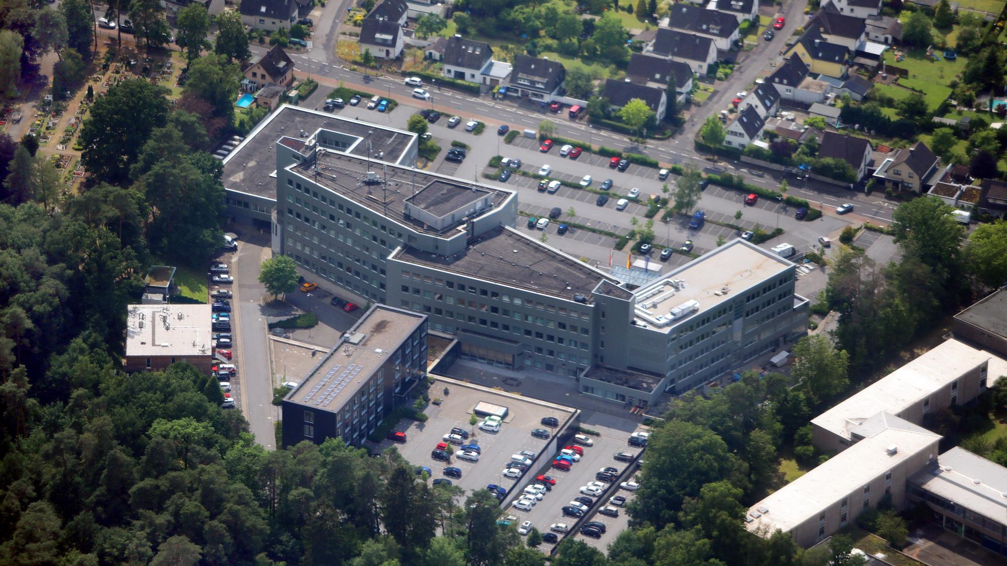 Luftbild vom Kreishaus in Bergisch Gladbach und seine angrenzenden Flächen.
