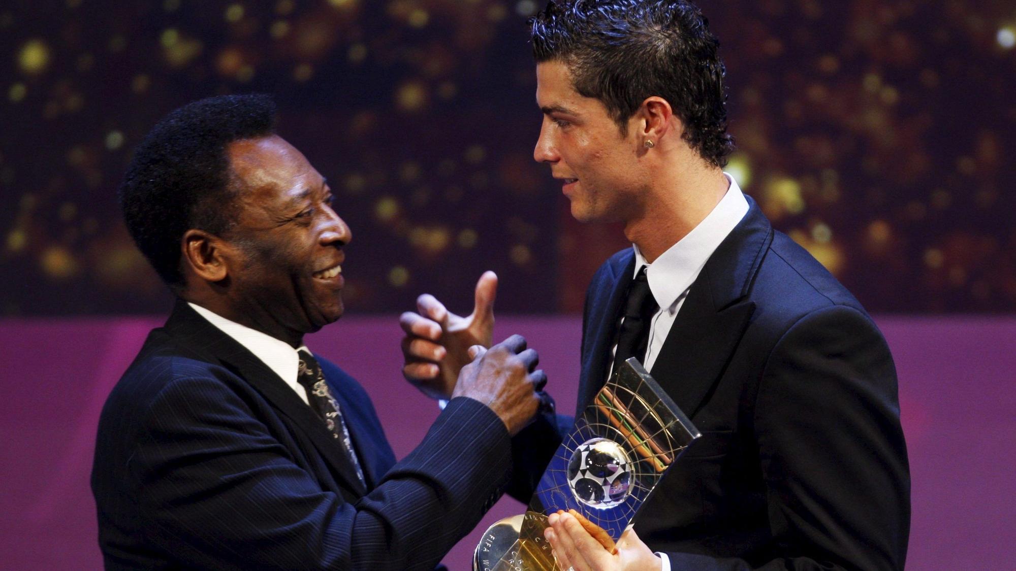Der portugiesische Fußballer Cristiano Ronaldo (r) erhält vom früheren brasilianischen Fußballer Pele Glückwünsche zur Auszeichnung als FIFA-Fußballer des Jahres.
