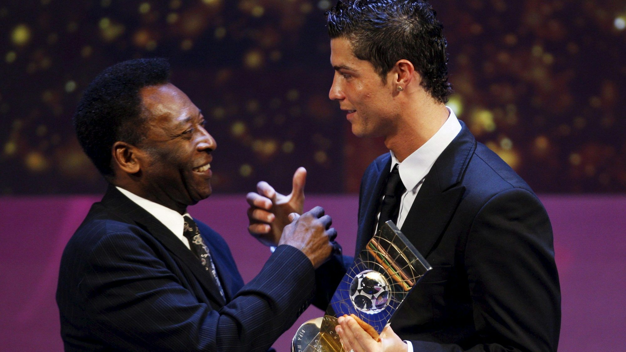 Der portugiesische Fußballer Cristiano Ronaldo (r) erhält vom früheren brasilianischen Fußballer Pele Glückwünsche zur Auszeichnung als FIFA-Fußballer des Jahres.