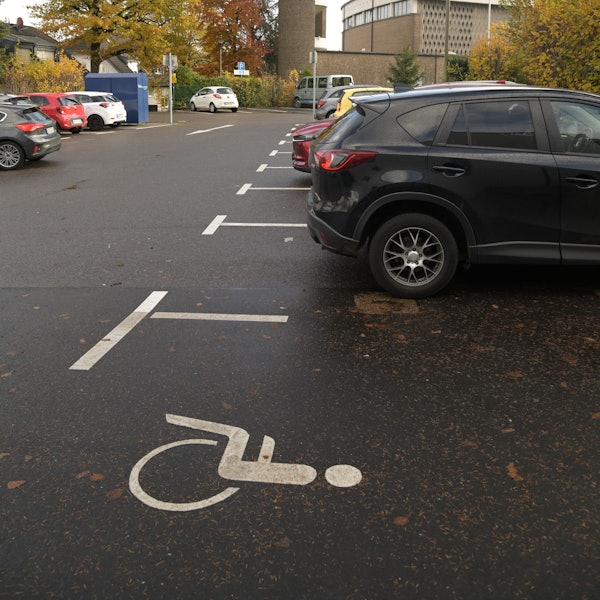 Symbolbild eines Parkplatzes mit dem Hinweis auf die Nutzung für Menschen mit Behinderung.