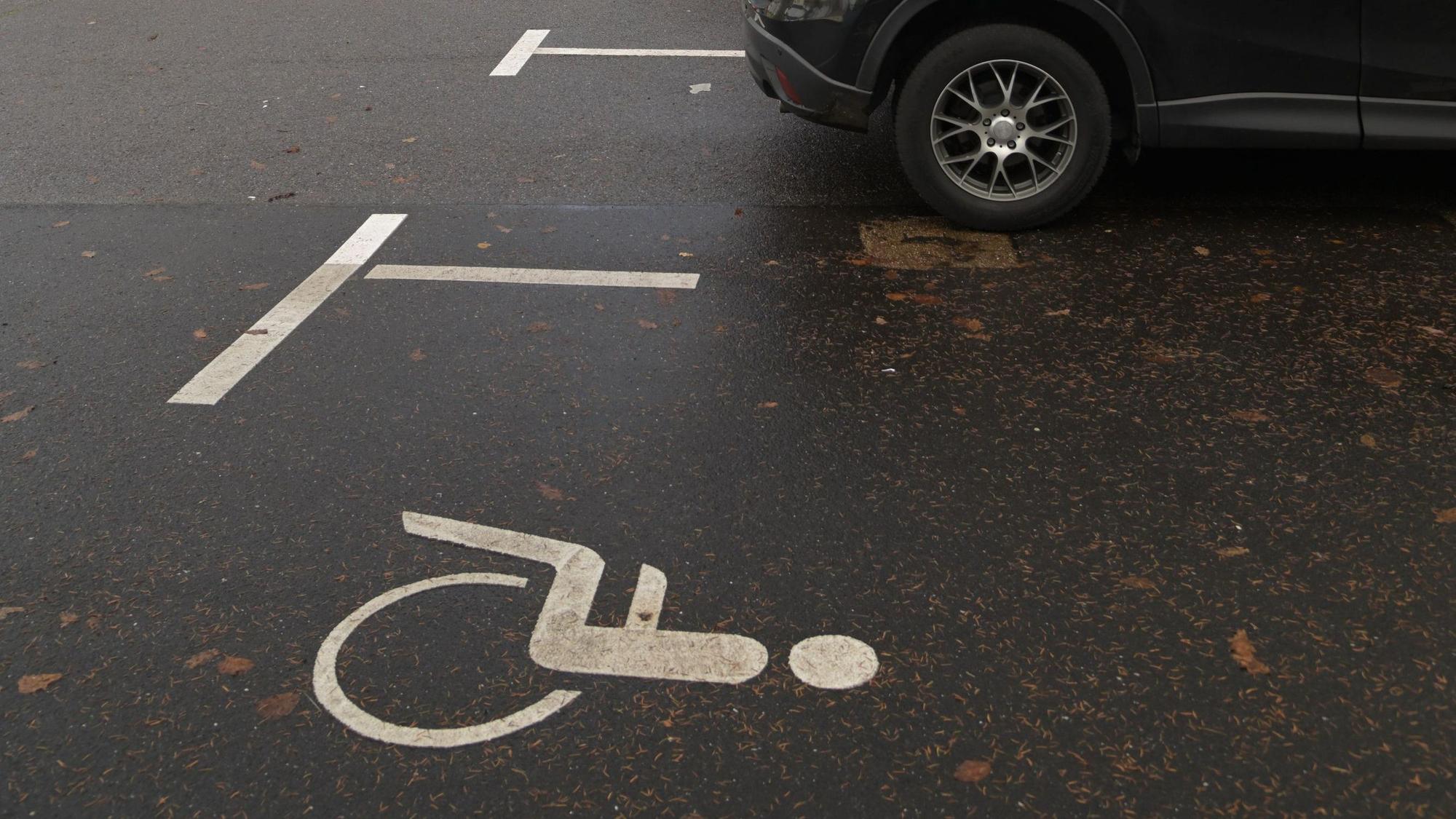 Ein freier Behindertenparkplatz.