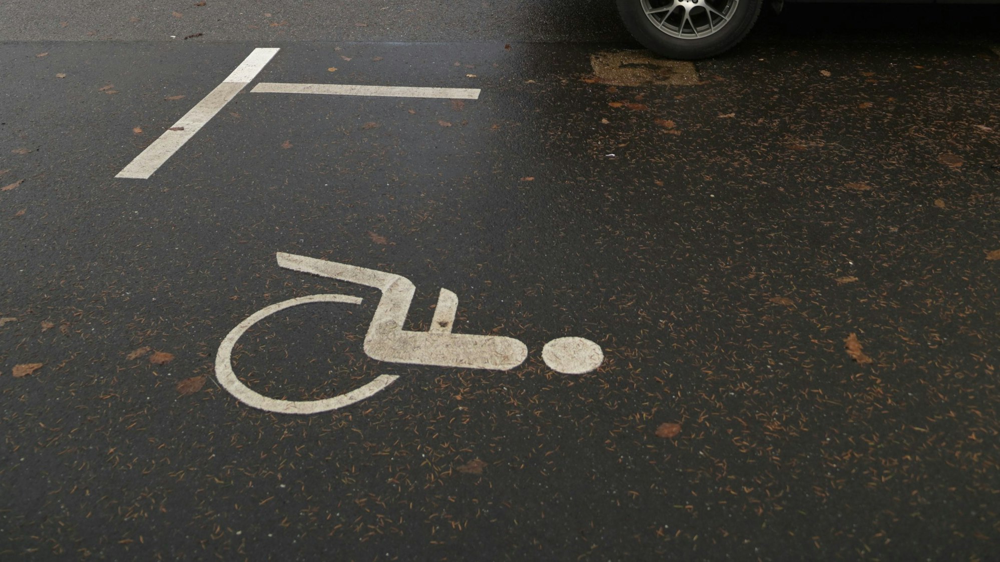 Symbolbild eines Parkplatzes mit dem Hinweis auf die Nutzung für Menschen mit Behinderung.