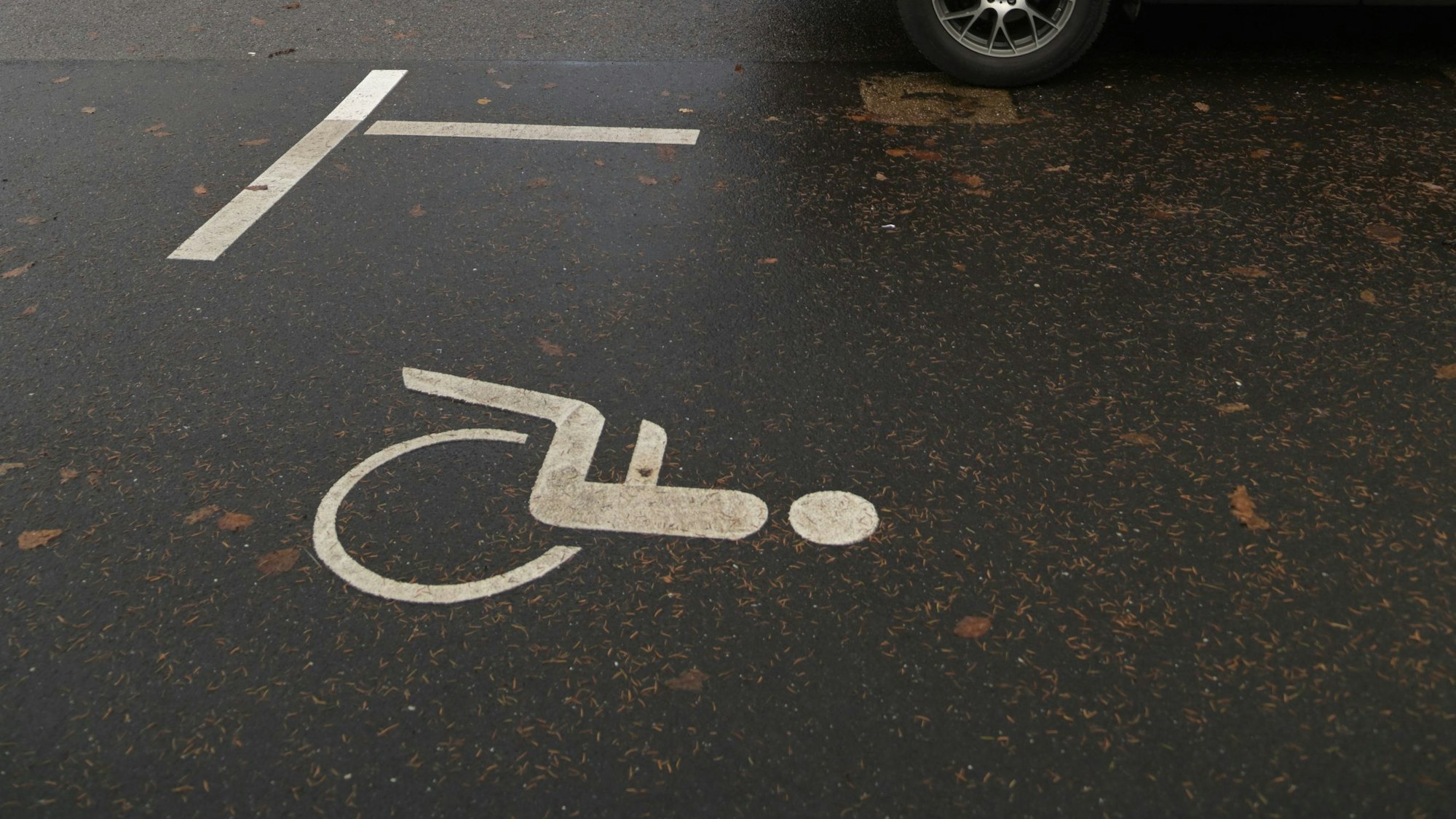 Symbolbild eines Parkplatzes mit dem Hinweis auf die Nutzung für Menschen mit Behinderung.