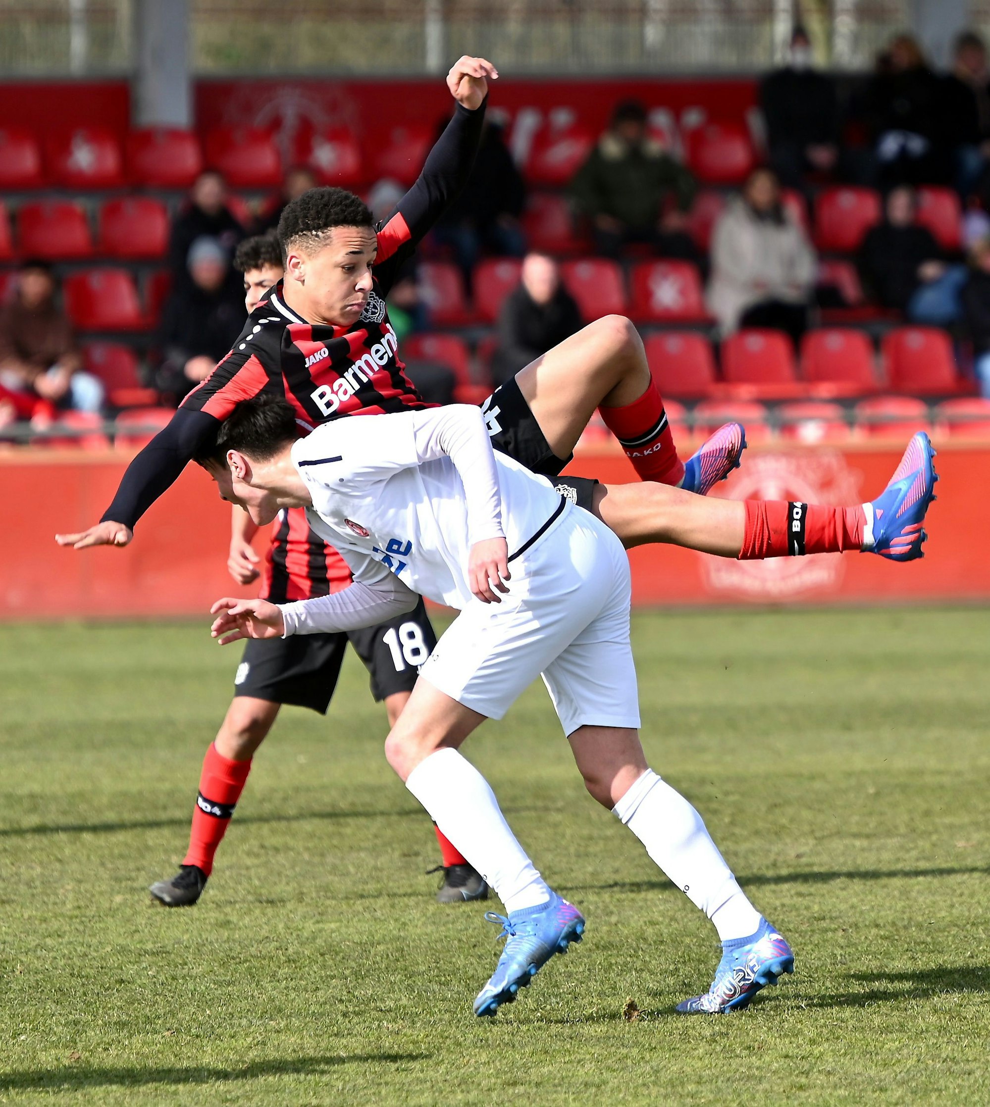 Isaiah Okafor (oben), Nachwuchsspieler von Bayer 04 Leverkusen