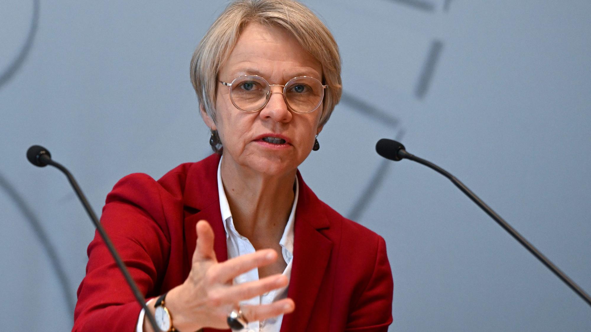 Dorothee Feller (CDU), Schulministerin von Nordrhein-Westfalen, spricht während einer Pressekonferenz. Feller