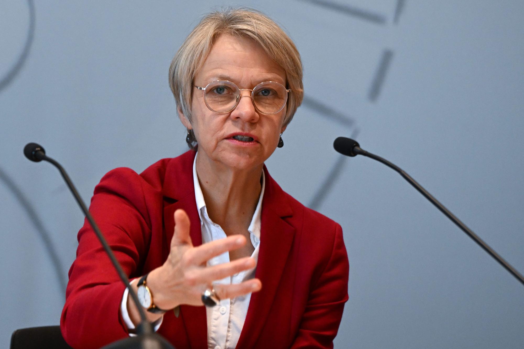 Dorothee Feller (CDU), Schulministerin von Nordrhein-Westfalen, spricht während einer Pressekonferenz.