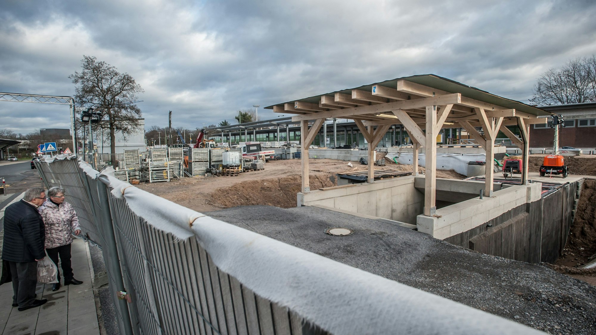 Ein Vordach aus Holz: Bauarbeiten, Unterführung zu den Gleisen. Foto: Ralf Krieger