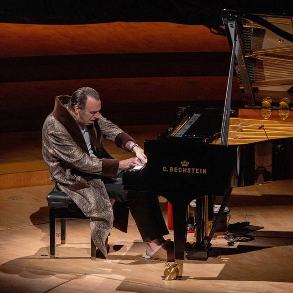 28.12.2022, Köln: Chilly Gonzales sitzt im Morgenmantel am Bechstein-Flügel in der Philharmonie.
Foto: Michael Bause