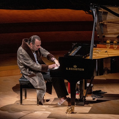28.12.2022, Köln: Chilly Gonzales sitzt im Morgenmantel am Bechstein-Flügel in der Philharmonie.
Foto: Michael Bause