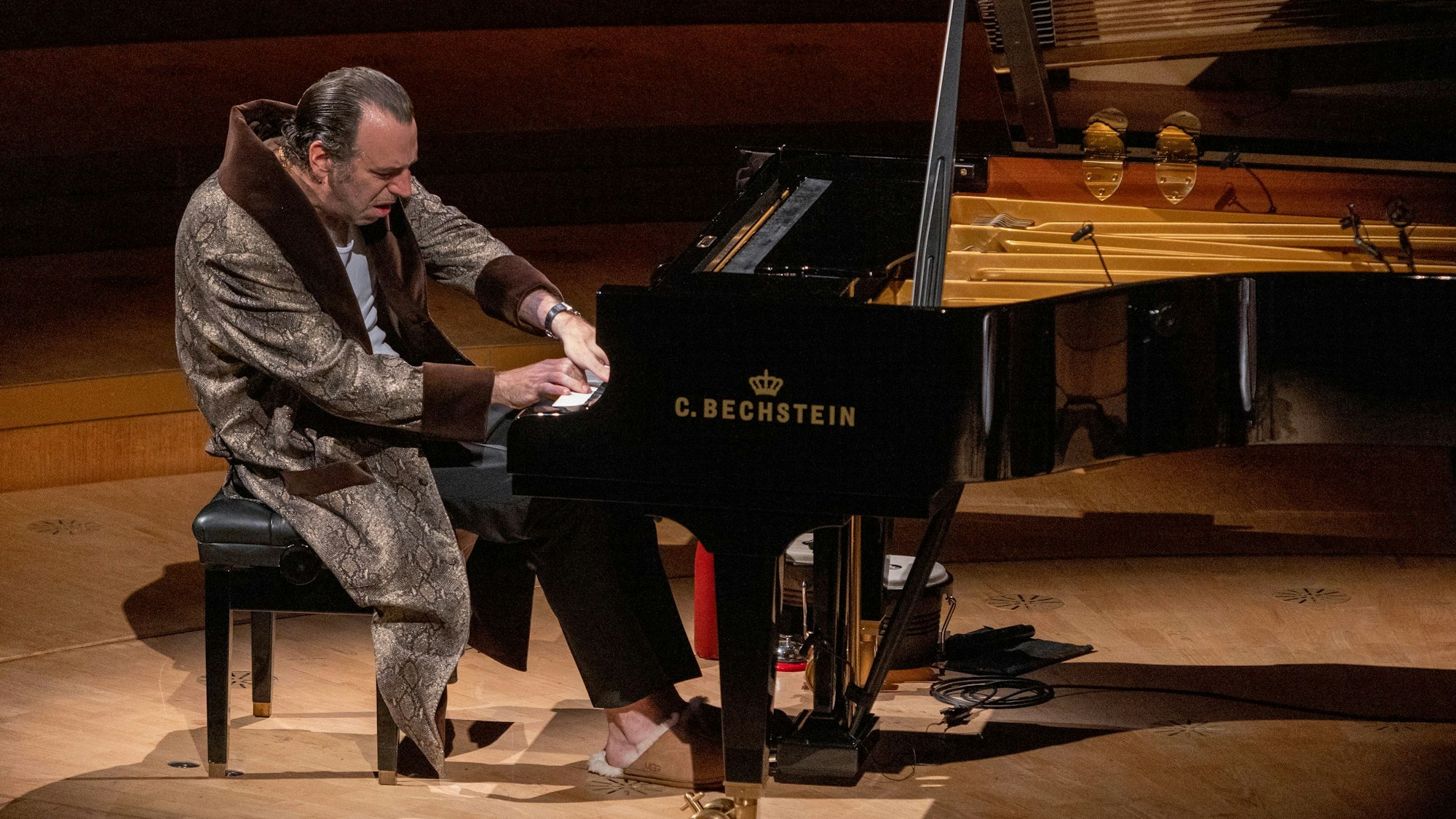 28.12.2022, Köln: Chilly Gonzales sitzt im Morgenmantel am Bechstein-Flügel in der Philharmonie.
Foto: Michael Bause
