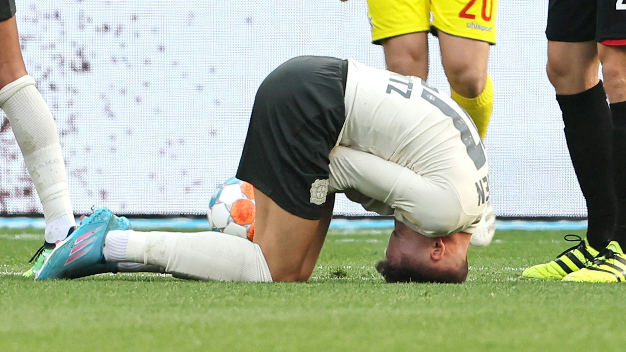Fußballer Florian Wirtz liegt verletzt am Boden.