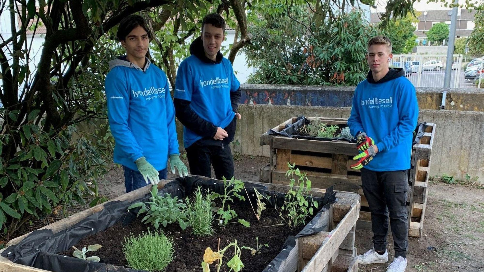 Mitarbeiter von LyondellBasell halfen beim Bau der neuen Hochbeete auf dem Schulhof der Grundschule.