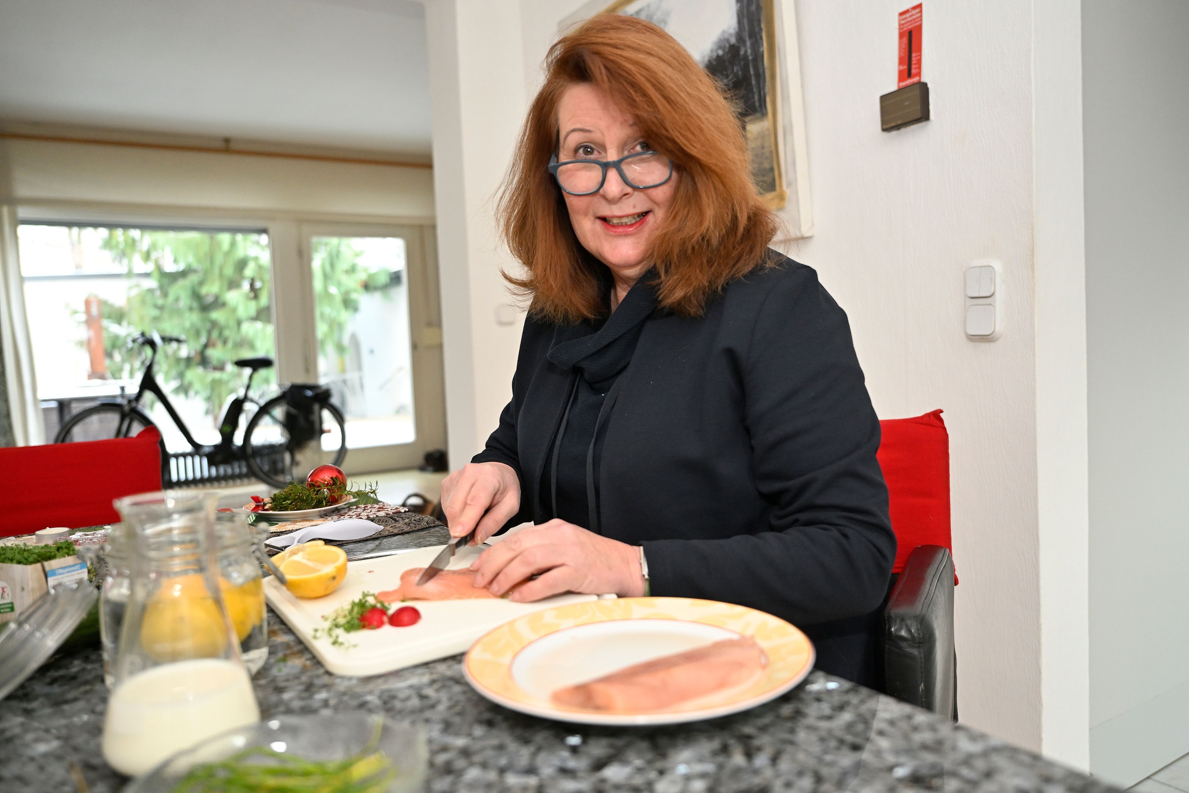 Gabriele Reicherts beim Schnibbeln am Küchentisch
